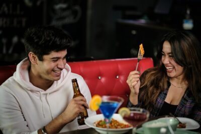 Casal jantando